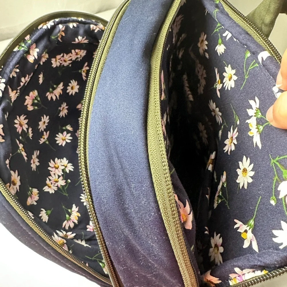 Vera Bradley Navy Daisy Color Block Utility Backpack with flower lining (NEW)